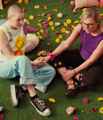 A couple sits on a flowery ground relaxing
